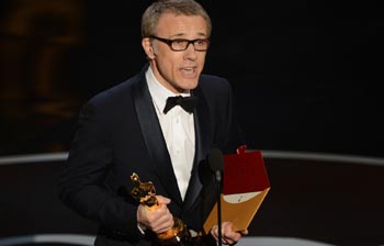 Christopher Waltz recebendo o seu segundo Oscar na carreira.