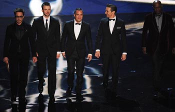 Os Vingadores sobem ao palco e entregam o Oscar de Efeitos ao seu adversário, As Aventuras de Pi.