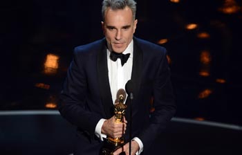 Melhor da história? Day-Lewis recebe o seu terceiro Oscar de Ator Principal.