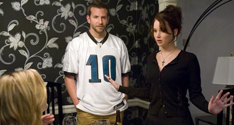Bradley Cooper e Jennifer Lawrence se destacam como dois desajustados.